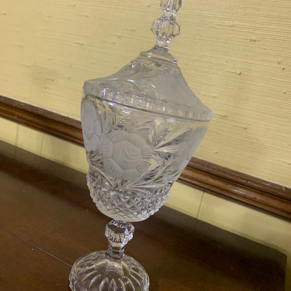 Elegant Crystal Decorative Jar - Picture 3 of 3